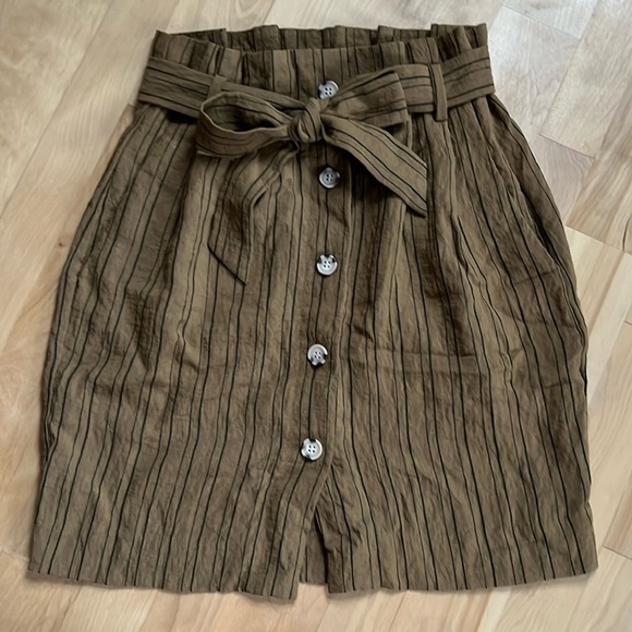 H&M Button Skirt - Picture 1 of 3